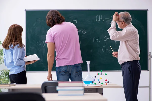 Stary nauczyciel chemii i dwóch uczniów w klasie — Zdjęcie stockowe