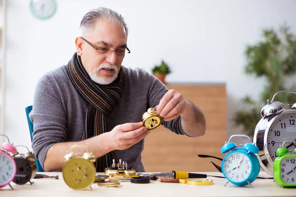 Vieux horloger masculin travaillant dans l'atelier — Photo