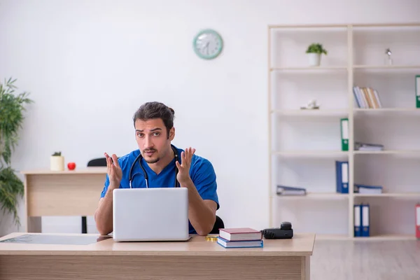 Giovane medico di sesso maschile che lavora in clinica — Foto Stock