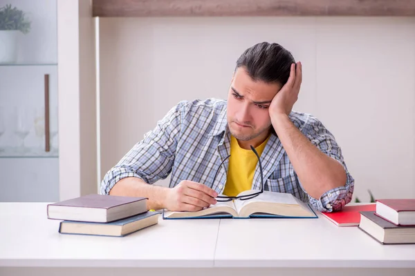 Joven estudiante masculino preparándose para el examen en casa —  Fotos de Stock