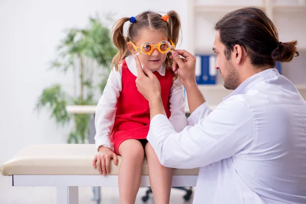 Small girl visiting young male doctor oculist — Stock Photo, Image