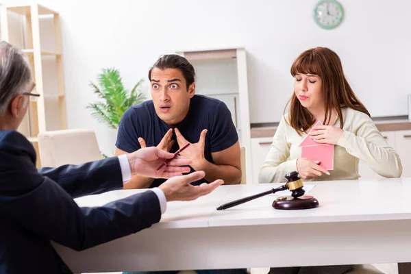 Advogado falando com casal divorciado em casa — Fotografia de Stock