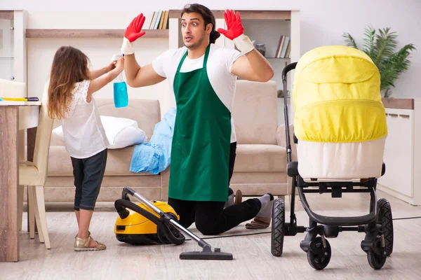 Genç erkek müteahhit, küçük kızıyla birlikte evi temizliyor. — Stok fotoğraf