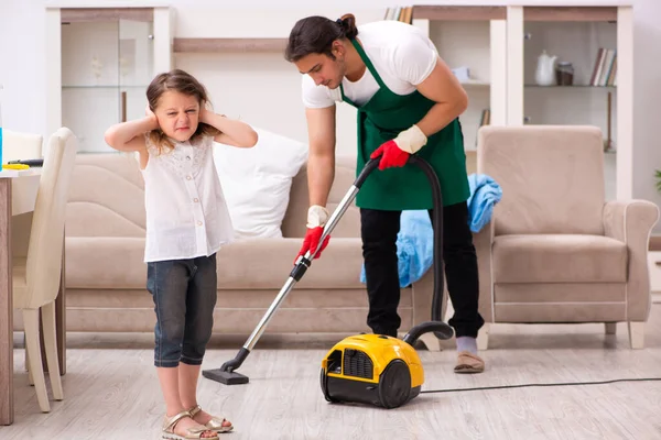 Ung man entreprenör städa huset med sin lilla dotter — Stockfoto