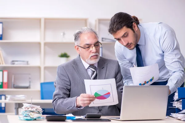 Due contabili che lavorano in ufficio — Foto Stock