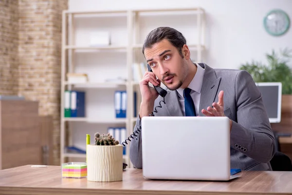 Jeune employé masculin travaillant au bureau — Photo