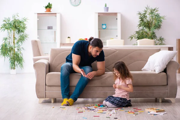 Giovane padre e bambina in casa — Foto Stock