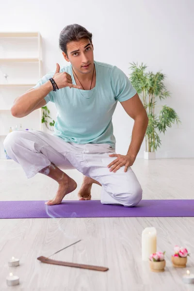Fiatal férfi jógázás közben otthon — Stock Fotó