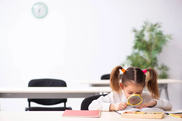 Menina pequena no conceito de desenvolvimento inicial — Fotografia de Stock