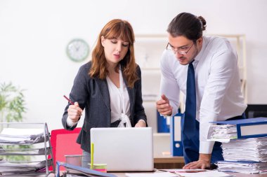 Ofiste çalışan iki çalışan.