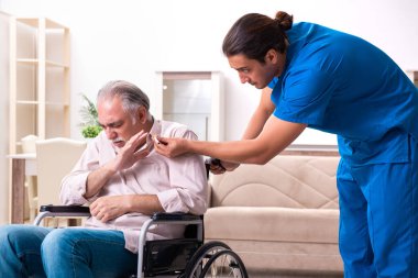 Tekerlekli sandalyedeki yaşlı adam ve genç kötü bakıcı.