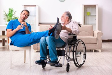 Tekerlekli sandalyedeki yaşlı adam ve genç kötü bakıcı.