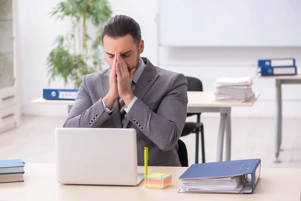 Jeune employé masculin travaillant au bureau — Photo