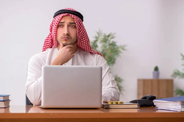Jovem árabe empregado do sexo masculino que trabalha no escritório — Fotografia de Stock