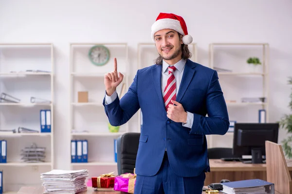 Giovane dipendente di sesso maschile che lavora in ufficio alla vigilia di Natale — Foto Stock