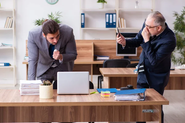 Deux employés en concept pandémique sur le lieu de travail — Photo