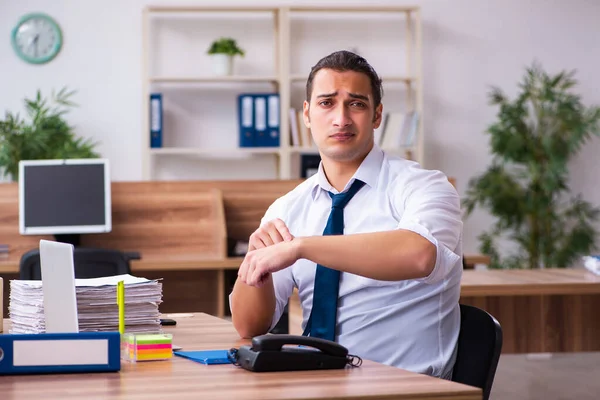 Jeune employé masculin travaillant au bureau — Photo