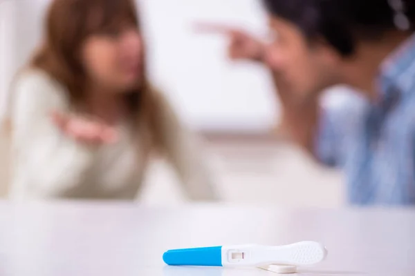 Jeune couple dans un concept de grossesse inattendue à la maison — Photo