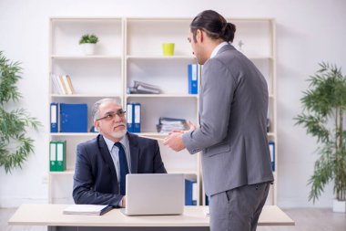 Yaşlı ve genç iş adamları iş görüşmeleri konsepti