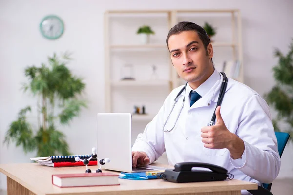 Jovem médico masculino no conceito de telemedicina — Fotografia de Stock