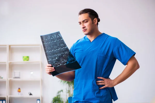 Klinikte çalışan genç bir erkek radyolog. — Stok fotoğraf