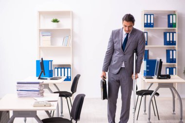 Ofiste bacağı yaralı bir çalışan var.