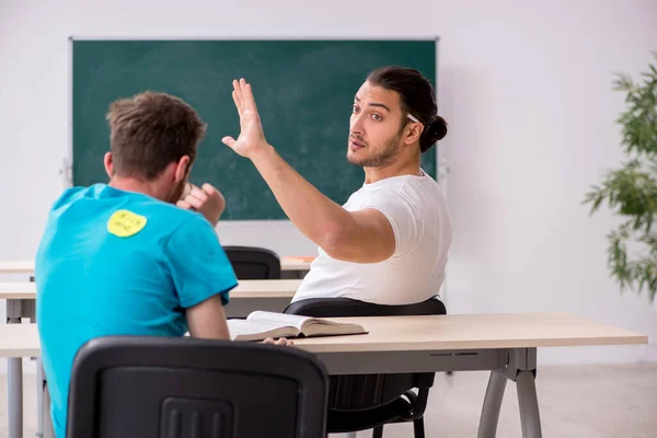 Twee mannelijke leerlingen in het pestconcept in de klas — Stockfoto