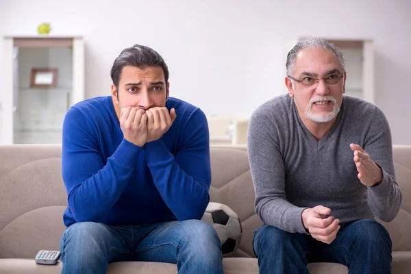 Vader en zoon kijken voetbal op tv — Stockfoto