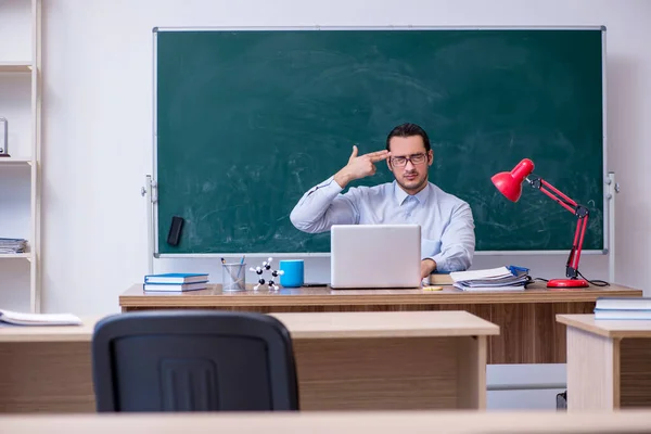 Jeune professeur masculin devant le tableau vert — Photo