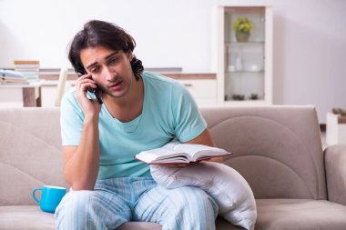 Genç erkek öğrenci evde aşırı çalışmaktan memnun değil.