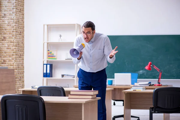 Joven profesor masculino delante de la pizarra verde — Foto de Stock