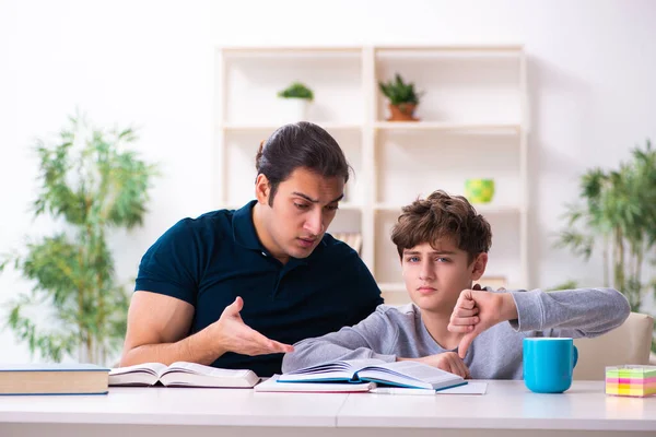 Far och son i examen förberedelse koncept — Stockfoto