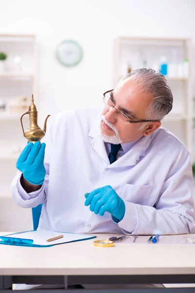 Velho arqueólogo sênior trabalhando no laboratório — Fotografia de Stock