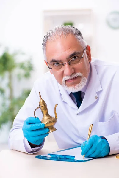Old senior archaeologist working in the lab — Stock Photo, Image
