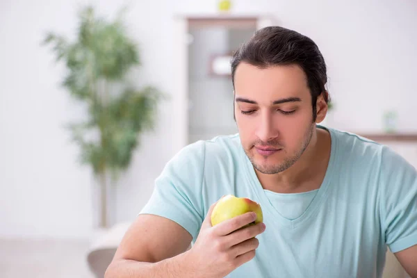 Junger Mann leidet unter Zahnschmerzen — Stockfoto