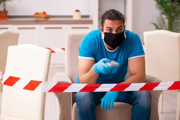 Joven viendo televisión en casa en concepto de pandemia —  Fotos de Stock