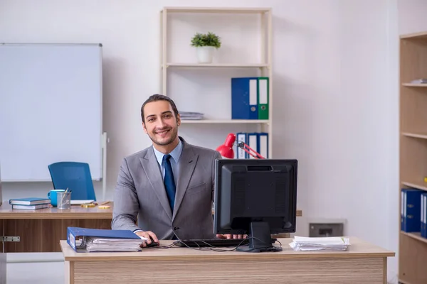 Giovane uomo d'affari dipendente che lavora in ufficio — Foto Stock