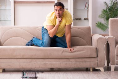 Genç adam ve fare kapanı evde.