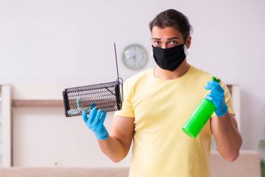 Genç adam ve fare kapanı evde.