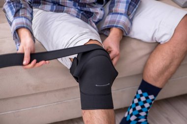 Genç bacağı yaralı adam evde acı çekiyor.