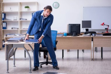 Genç bir erkek işçi aşırı işten memnun değil.