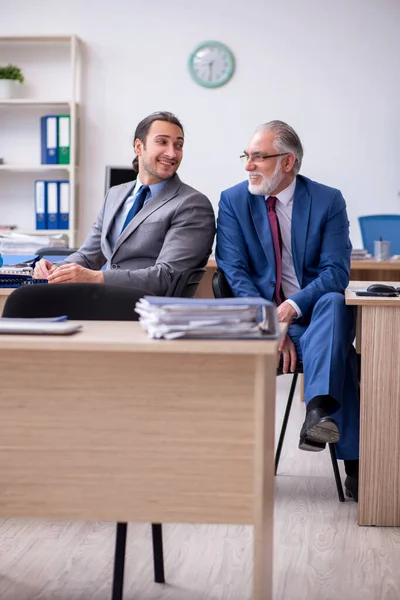 Dos empleados masculinos que trabajan en la oficina — Foto de Stock