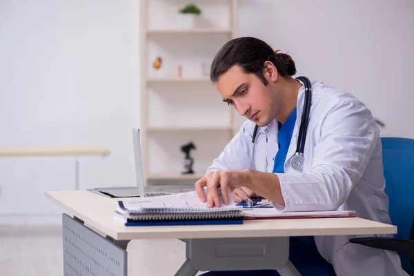 Dokter muda yang bekerja di rumah sakit — Stok Foto