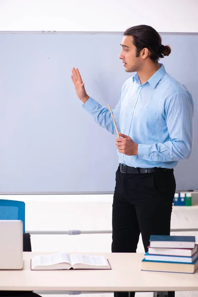 Jovem professor bonito na frente do quadro branco — Fotografia de Stock