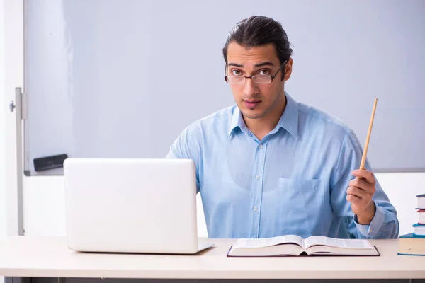 Jovem e bonito professor no conceito de tele-educação — Fotografia de Stock