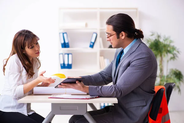 Joven empresario y arquitecta discutiendo nuevo proyecto — Foto de Stock