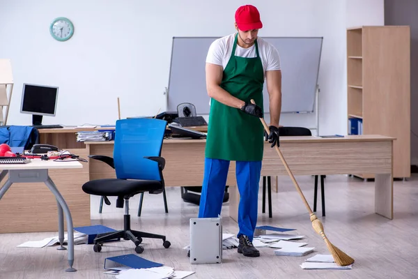 Junge männliche Auftragnehmer putzen das Büro — Stockfoto