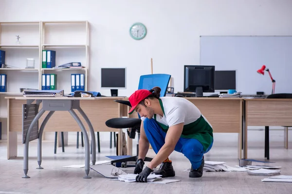 Młody mężczyzna wykonawca sprzątający biuro — Zdjęcie stockowe