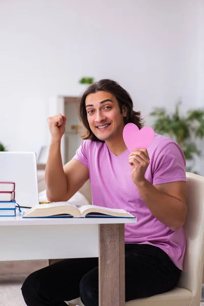 Mężczyzna student w miłość przygotowanie dla egzaminy w domu — Zdjęcie stockowe