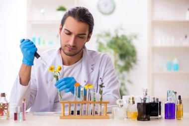 Parfüm sentezi konseptinde genç bir kimyager.